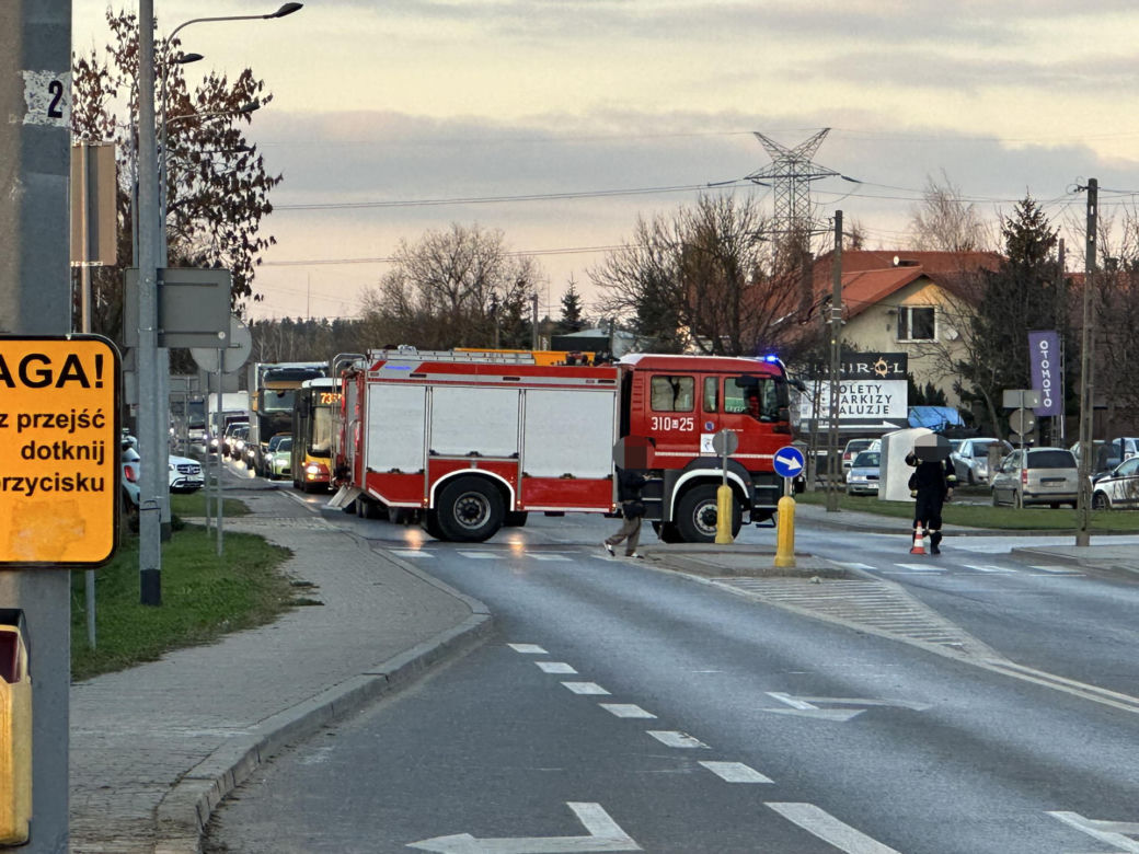 Wielka akcja strażaków na Białołęce. Wyciek gazu obok stacji paliw! Zablokowano ruch w obu kierunkach 