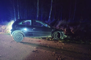 Jazda zakończona dzwonem o skarpę. 34-latek bez prawka i do tego pijany