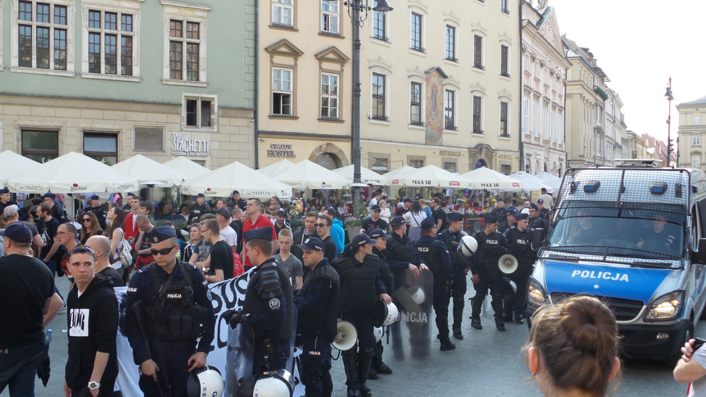 Gigantyczne siły policji zabezpieczały Marsz Równości i kontrmanifestacje w Krakowie
