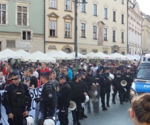 Gigantyczne siły policji zabezpieczały Marsz Równości i kontrmanifestacje w Krakowie