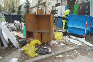 „Cały Grochów w szczurach!”. Mieszkańcy prawobrzeżnej Warszawy ponownie toną we własnych śmieciach
