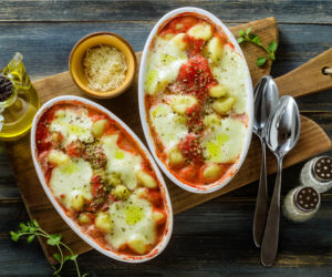 Gotowe gnocchi w sosie pomidorowym z piekarnika - comfort food wszech czasów