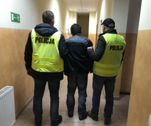 Pijany mężczyzna usiadł za kierownice kradzionego auta i staranował budynek