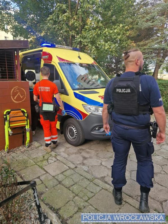 Ślady krwi prowadziły do mieszkania. W środku znaleźli ranną 85-latkę
