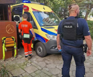 Ślady krwi prowadziły do mieszkania. W środku znaleźli ranną 85-latkę