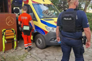 Ślady krwi prowadziły do mieszkania. W środku znaleźli ranną 85-latkę