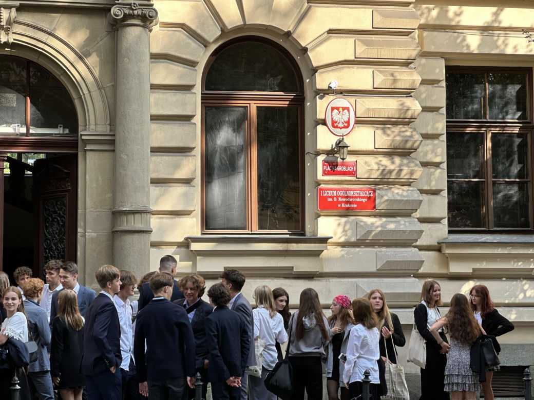 Uczniowie I Liceum Ogólnokształcącego im. Bartłomieja Nowodworskiego rozpoczęli rok szkolny 2023/2024