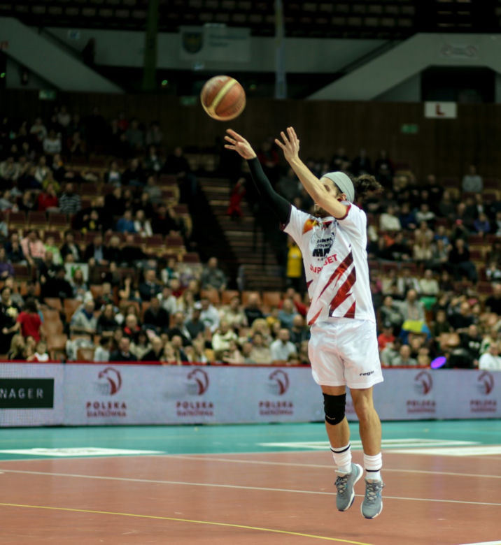 Legendarny Kosmiczny Mecz z Aniołami w Spodku: Gwiazdy zagrały dla Domu Aniołów Stróżów 