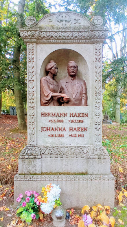 Kim był Hermann Haken? 
