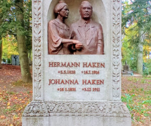 Grób Hermanna Hakena na Cmentarzu Centralnym w Szczecinie