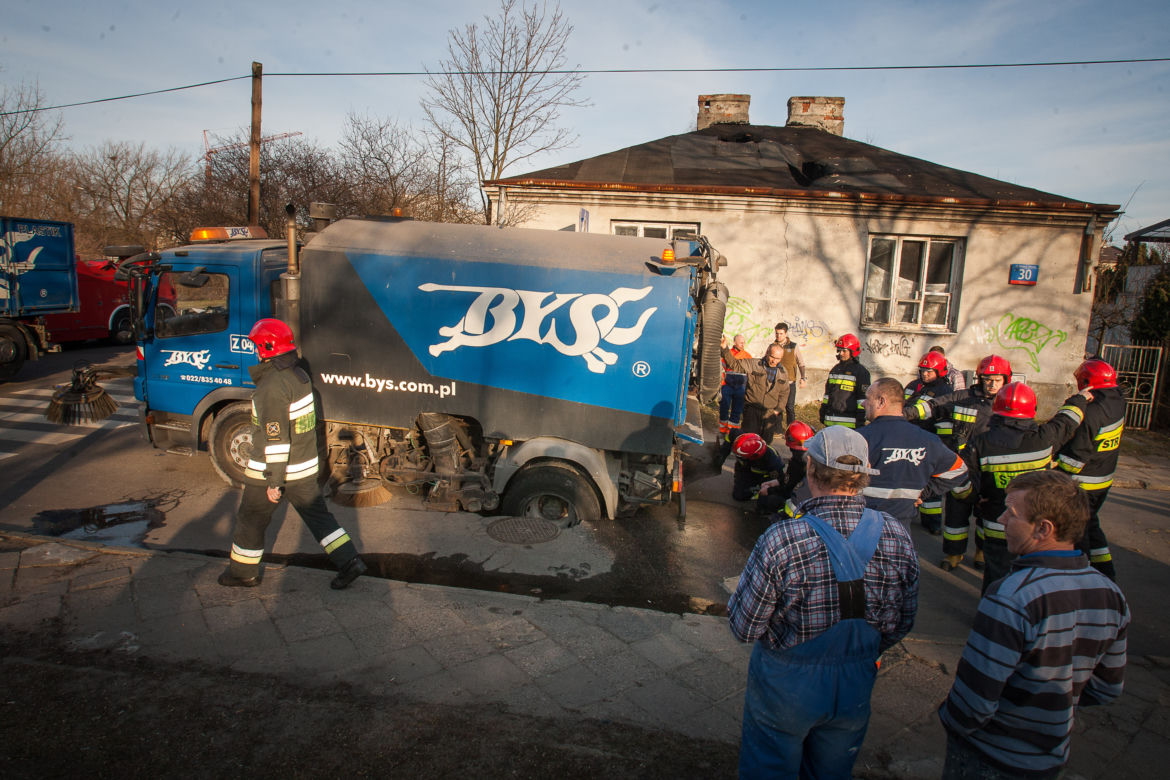 Jezdnia zapadła się pod śmieciarką