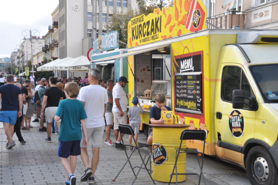 Ostatnia niedziela lata 2023 w Kielcach. Tłumy w centrum miasta