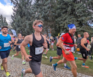 Setki zawodników ruszyło na trasę. Pierwszy Półmaraton Mościcki już za nami