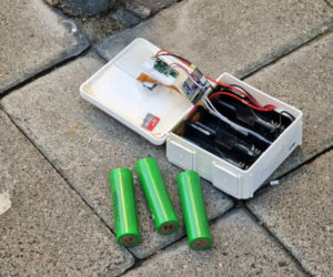 Zawartość pudełka - pudełko z bateriami, elektroniką i kartą pamięci