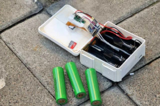 Zawartość pudełka - pudełko z bateriami, elektroniką i kartą pamięci