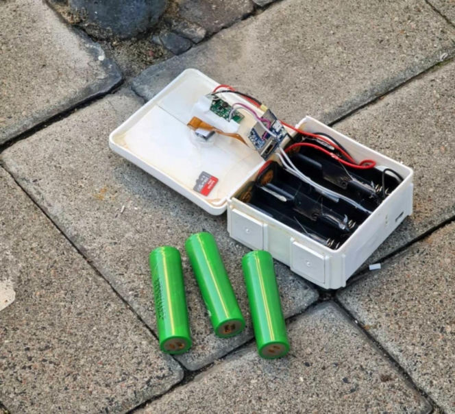 Zawartość pudełka - pudełko z bateriami, elektroniką i kartą pamięci