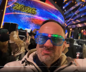 Poseł PiS na sylwestrze TV Republika. Janusz Kowalski balował w czaderskich okularach! 