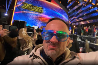 Poseł PiS na sylwestrze TV Republika. Janusz Kowalski balował w czaderskich okularach! 