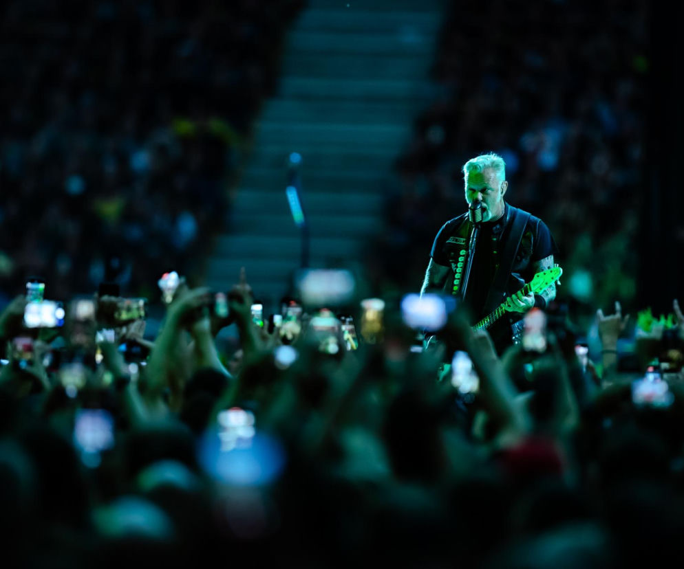 James Hetfield z Metalliki gra na gitarze przed tłumem fanów. O jego wypowiedzi w Las Vegas przeczytasz na EskaRock.