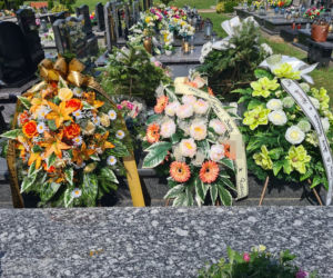 Nowa Sarzyna. Przemysław  S. przyznał, że zabił sąsiadkę. Na grobie pojawiły się kwiaty od sąsiadów [ZDJĘCIA]
