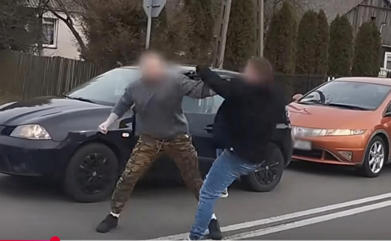 Do sieci trafiło szokujące nagranie. Brutalna bójka kierowców. Przez kilka minut kopali się na oczach świadków