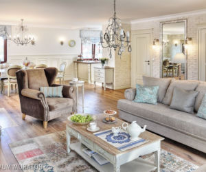 Stylowy salon z drewnianą podłogą