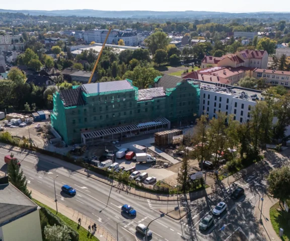 Przez lata miejsce straszyło nadpalonymi ruinami. Teraz zmienia się w hotel