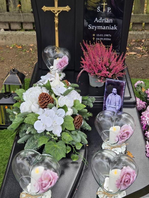 Trudno powstrzymać wzruszenie. Tak wygląda grób Adriana Szymaniaka, uczestnika programu "Ślub od pierwszego wejrzenia"