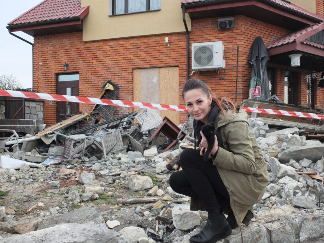 Uratowała tylko czarnego kotka