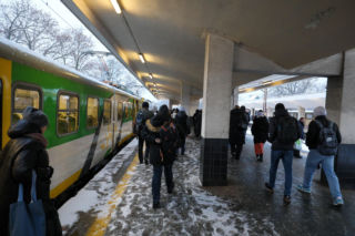 Marznący deszcz paraliżuje kolej! Wstrzymane pociągi, odwołania i objazdy [26.01.2026]