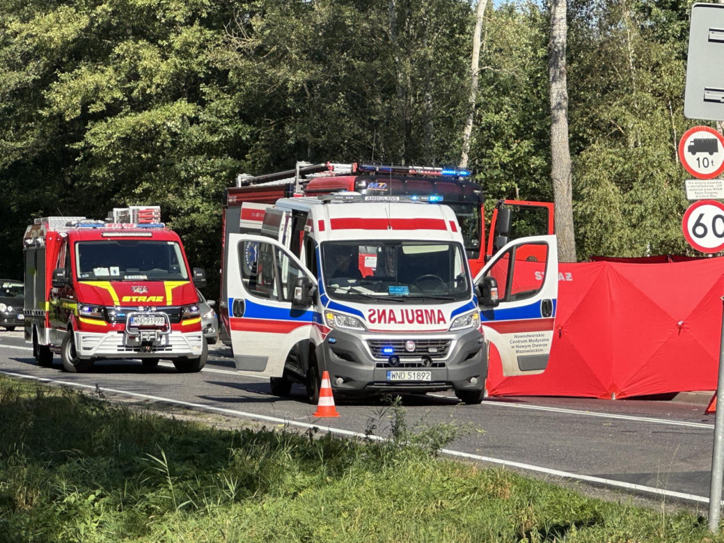Koszmar na skrzyżowaniu w Sowiej Woli. Motocyklista przeleciał nad samochodem i gruchnął o asfalt. Zginął na miejscu