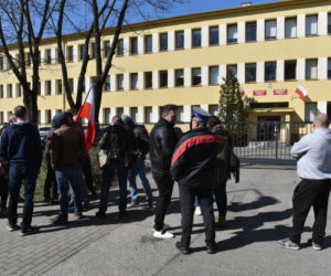 Bartosz T. przesłuchany przez prokuraturę. Zwolennicy Wolni My protestowali pod siedzibą w Toruniu