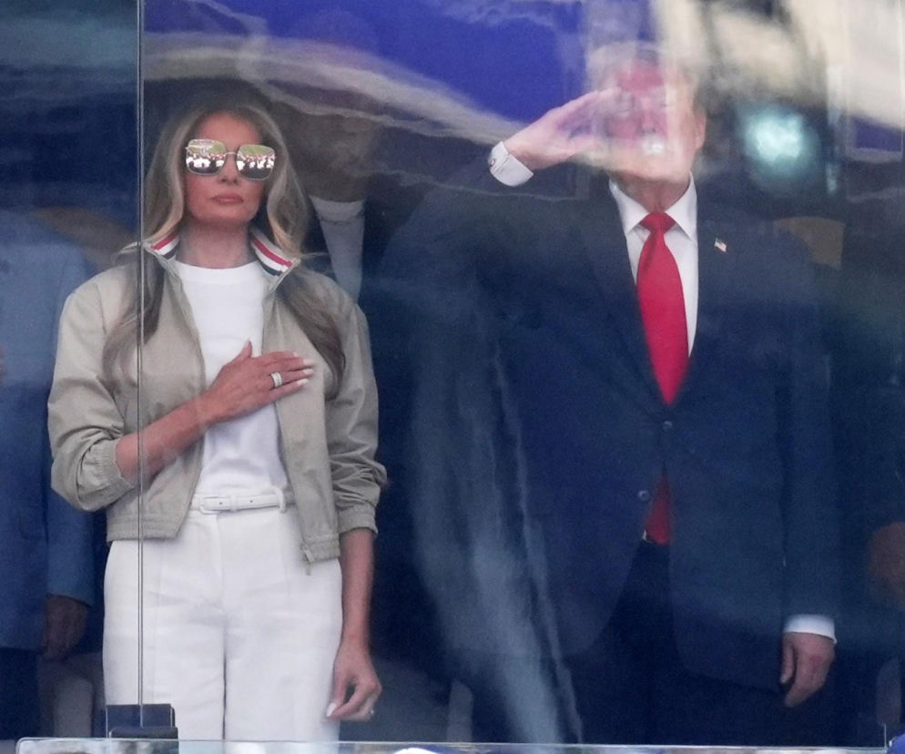 Melania Trump w lustrzanych okularach i salutujący Donald Trump na finale MŚ. O kulisach przeczytasz na SE Supersport.