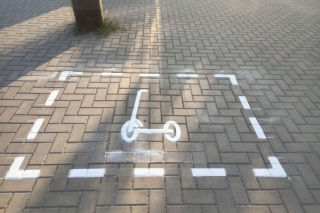 Olsztyn. Hulajnogi nie zaparkujesz już gdzie popadnie. Powstały specjalne strefy [ZDJĘCIA]