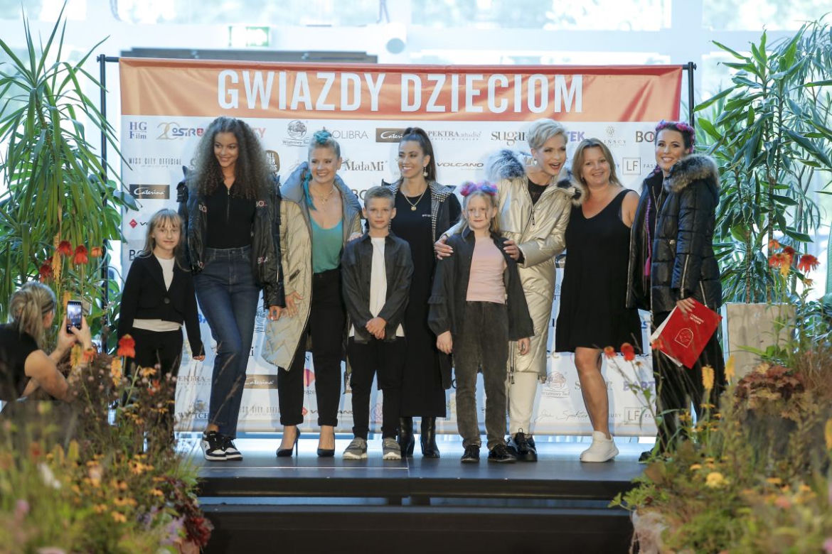 Aktorki, wokalistki i dziennikarki zadały szyku w pokazie mody "Gwiazdy Dzieciom"