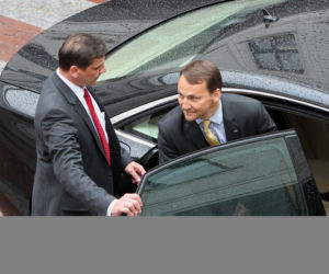 Sikorski nosi brudne szmaty