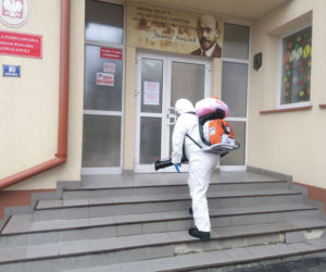 Strażacy dezynfekują ulice, przystanki i urządzenia w gminie Ryglice