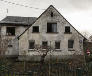 Mieszkają w spalonym domu, bo nie chcą zostawić psa