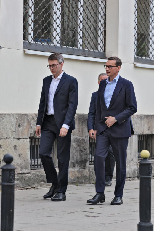 Zamiast na Nowogrodzkiej, Morawiecki i jego stronnicy spotkali się przy Konopnickiej. Były cukierki dla dziennikarzy