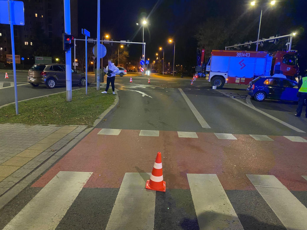 Zderzenie aut przy niedziałających światłach w Lesznie. Sprawczyni dostała mandat i punkty