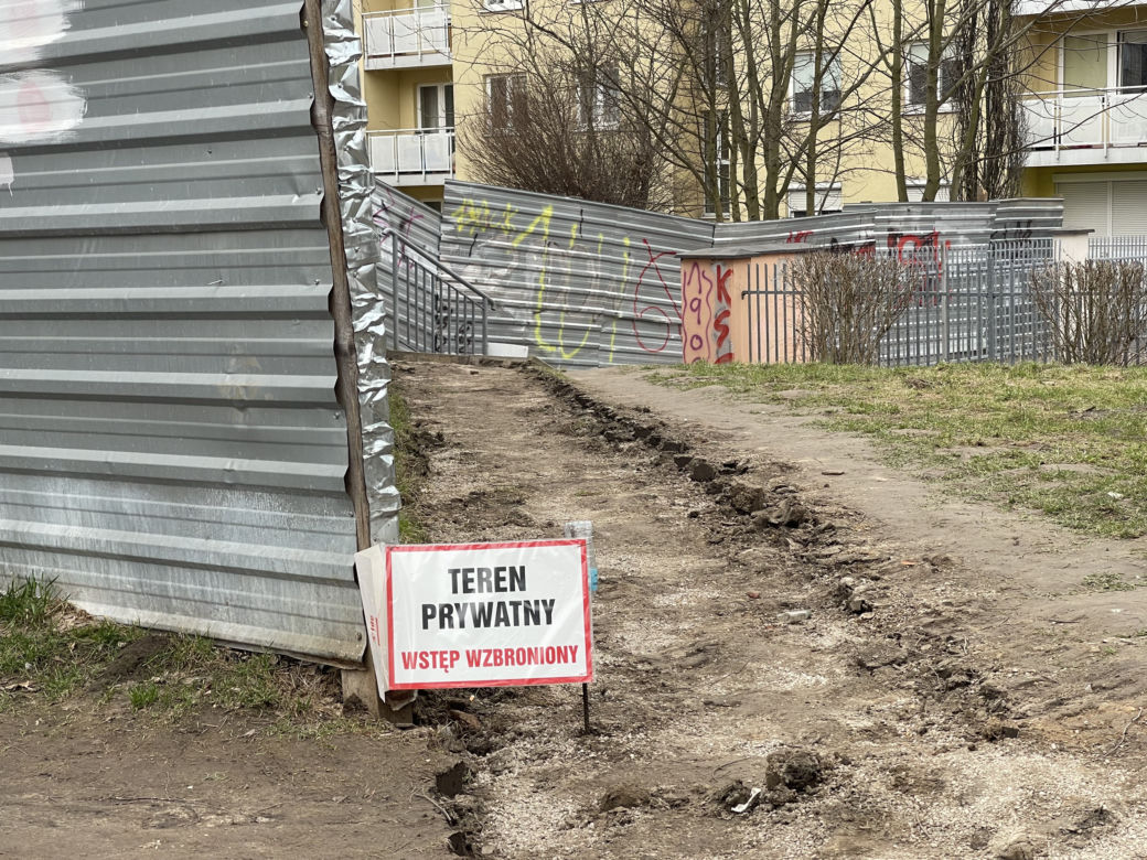 Mieszkańcy nie mogą już korzystać z popularnego skrótu. To teren prywatny dewelopera. „Niech nas pozamykają na osiedlu”