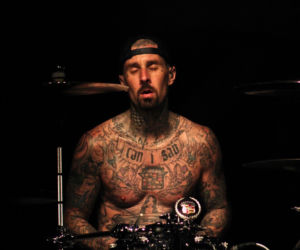 Travis Barker z blink-182 przeszedł operację! Perkusista miał problem z ręką - co dalej z grą na bębnach?