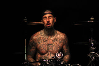 Travis Barker z blink-182 przeszedł operację! Perkusista miał problem z ręką - co dalej z grą na bębnach?