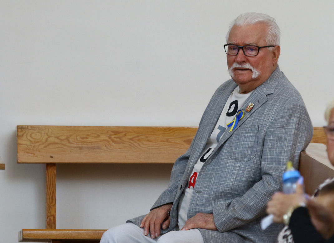 Lech Wałęsa wyszedł ze szpitala. Swoje kroki skierował do kościoła