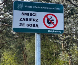 Nowe znaki pojawiły się na szlakach w Piwnicznej.  Czy śmieci będzie mniej?