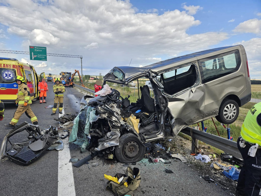 Tragedia na S7 pod Jędrzejowem. Cztery osoby zginęły w zderzeniu busa z ciągnikiem rolniczym [ZDJĘCIA].
