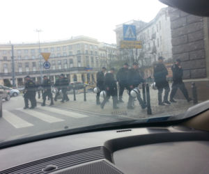 plac Zbawiciela prace przy odbudowie tęczy pod ochroną policji