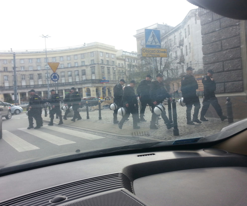 plac Zbawiciela prace przy odbudowie tęczy pod ochroną policji