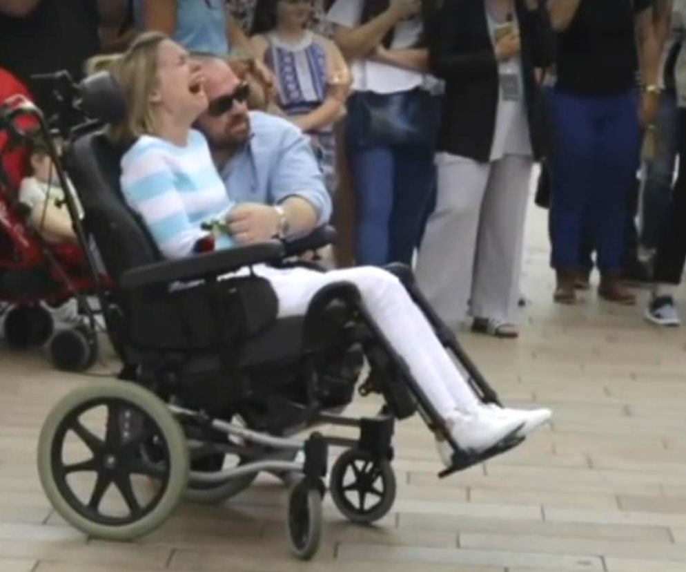 Chór śpiewa hit Bruno Marsa dla ciężko chorej kobiety [VIDEO]