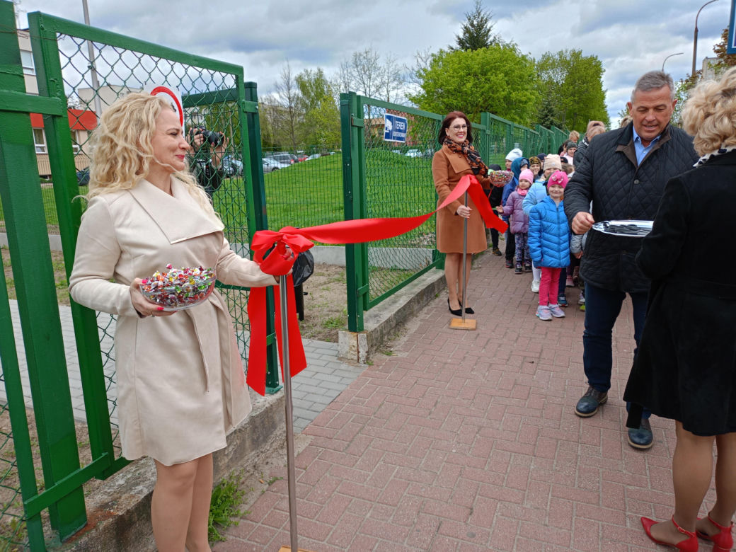 Nowy plac zabaw przy SP nr 8 w Siedlcach jest ogólnodostępny dla wszystkich mieszkańców miasta i dostosowany do potrzeb osób z niepełnosprawnością ruchową